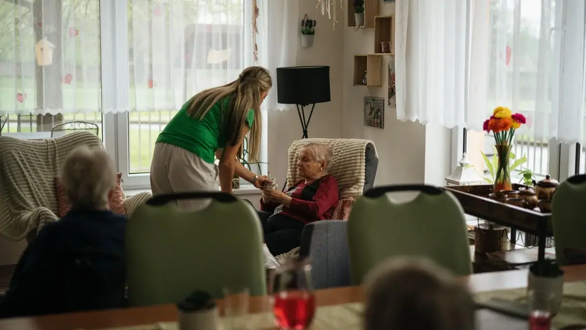 Dysfagie in het woonzorgcentrum: waarom het RIZIV niet betaalt en wat je dan wel doet